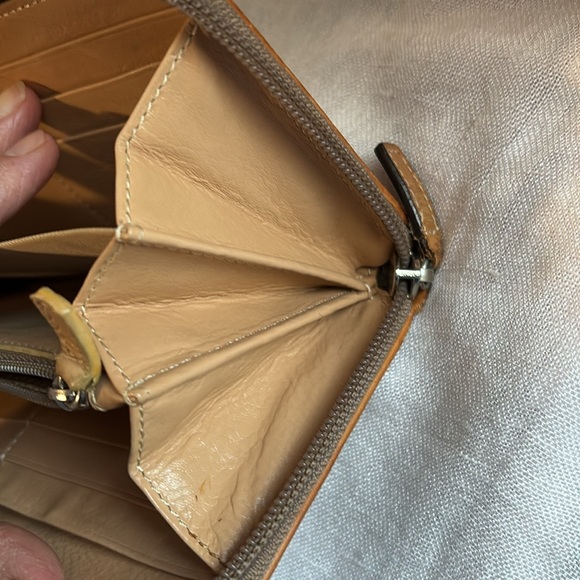 Dior Tan Wallet with Iconic Monogram Design - Picture 14 of 16